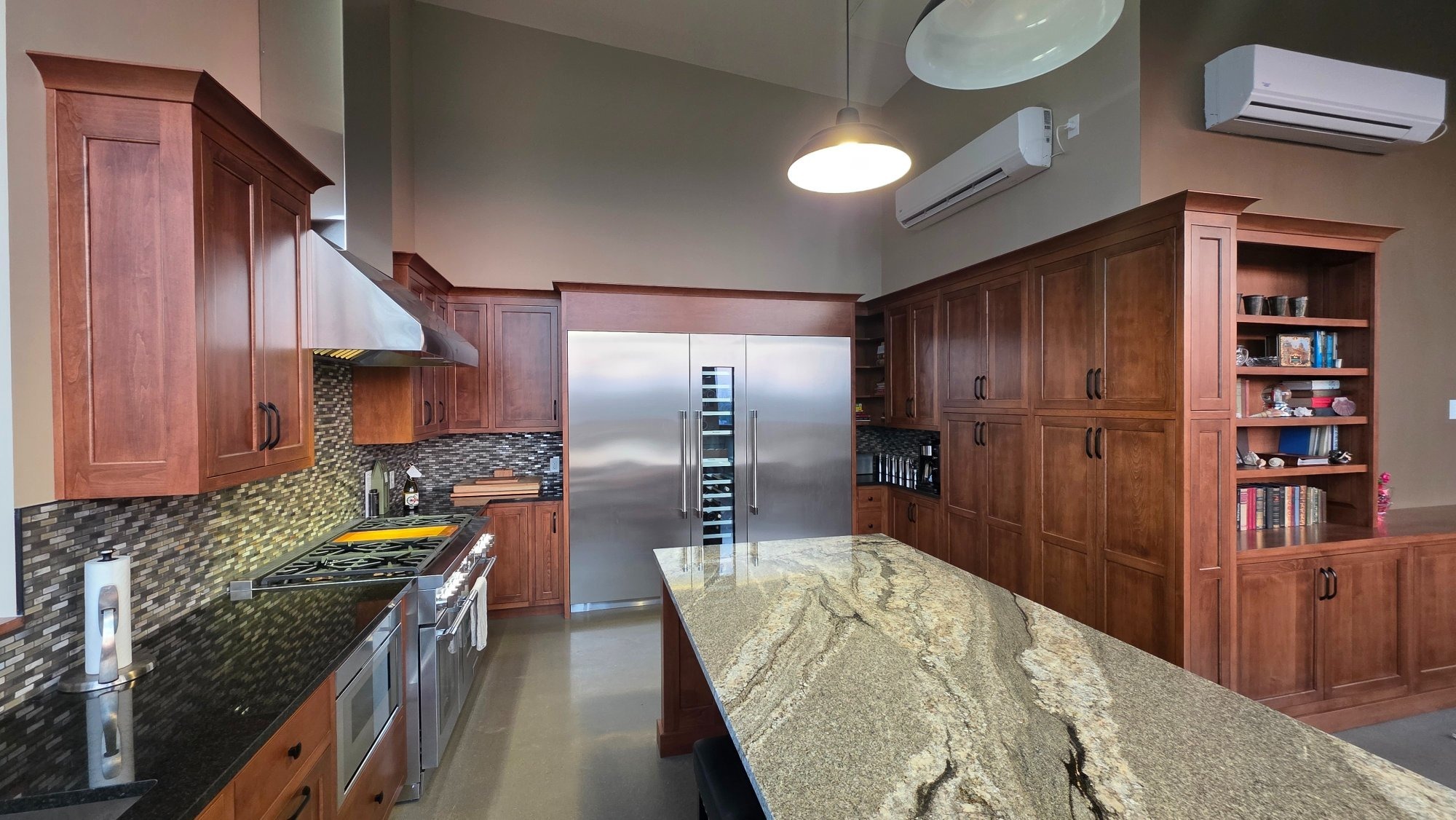 Swift_Air_Dayton_Kitchen_Wide_View_Granite_Island_Stainless_Appliances_Custom_Cabinetry